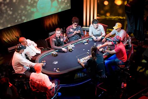 Apertado Torneio De Poker Estrategia