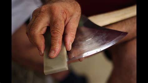 Homem Ataques De Maquina De Fenda Com O Machado