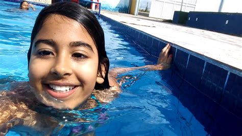 Mulher De Merda Na Piscina